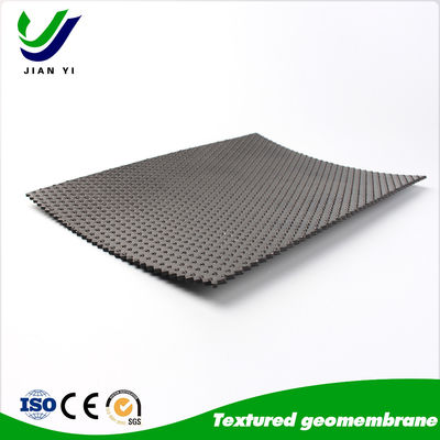 Ультрафиолетоустойчивая текстурированная геомембрана из HDPE с высокой поверхностью трения для применения шириной 6-8 м