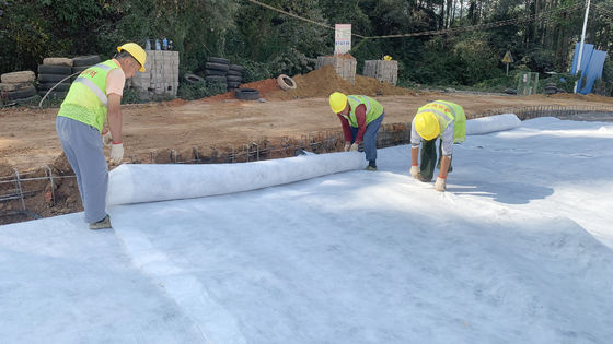 Высокопролонгированный полиэстерный нетканый геотекстиль весом 100-800 г/м2 и отличная кислотно-щелочная стойкость для тяжелой строительной техники