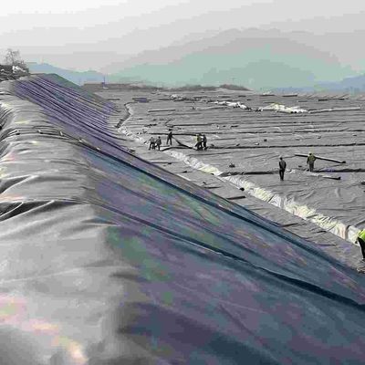 Проект окружающей среды HDPE гладкая геомембрана устойчивая к кислотам и щелочам 700% удлинение при разрыве 0,3 мм 3,0 мм толщина