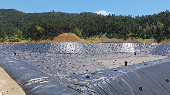 Отличная устойчивость к химическим веществам Геомембрана из HDPE для установки сварочной работы на горячем клине в водоемах с регулировкой блеска