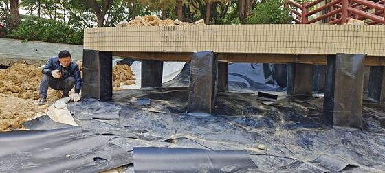 Устойчивый HDPE гладкая геомембрана для искусственного озера Противопроникновение проекта Прочность на разрыв 20-80N / мм Удлинение при разрыве 700%
