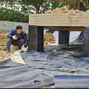 Устойчивый HDPE гладкая геомембрана для искусственного озера Противопроникновение проекта Прочность на разрыв 20-80N / мм Удлинение при разрыве 700%