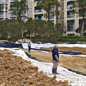 Устойчивый HDPE гладкая геомембрана для искусственного озера Противопроникновение проекта Прочность на разрыв 20-80N / мм Удлинение при разрыве 700%