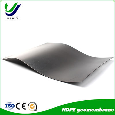 Высокопроизводительная гладкая геомембрана из HDPE с 700% удлинением при разрыве, отличной химической устойчивостью и настраиваемой шириной для аквакультуры