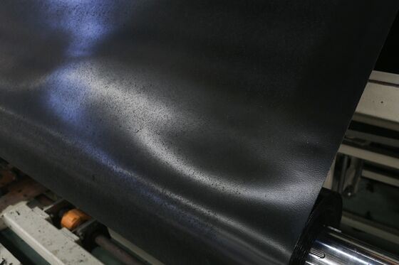 Ультрафиолетоустойчивая текстурированная геомембрана из HDPE с высокой поверхностью трения для применения шириной 6-8 м
